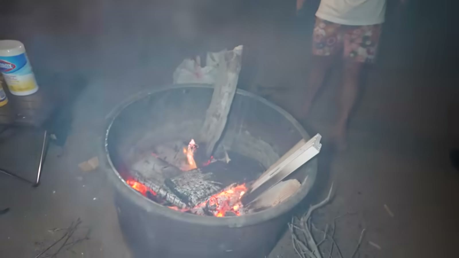 鶏肉にコーンスターチをまぶす場面