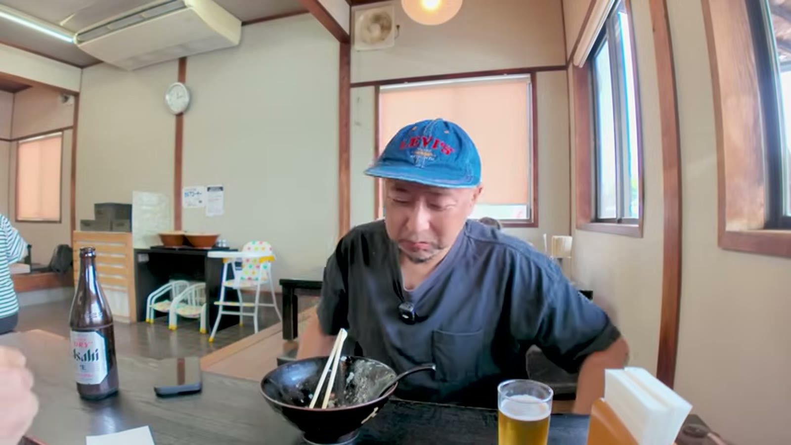 かしわおにぎりを食べる場面
