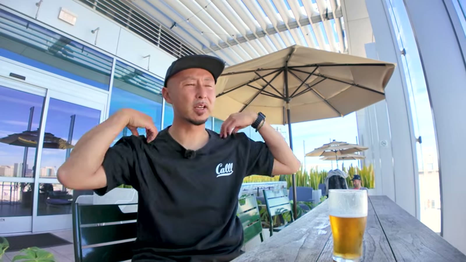 無料のビールをサーバーから注いでもらう