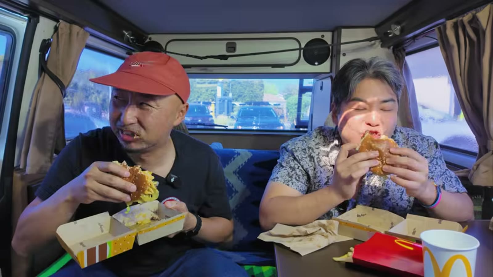 ふたりでビッグアーチを実食する瞬間