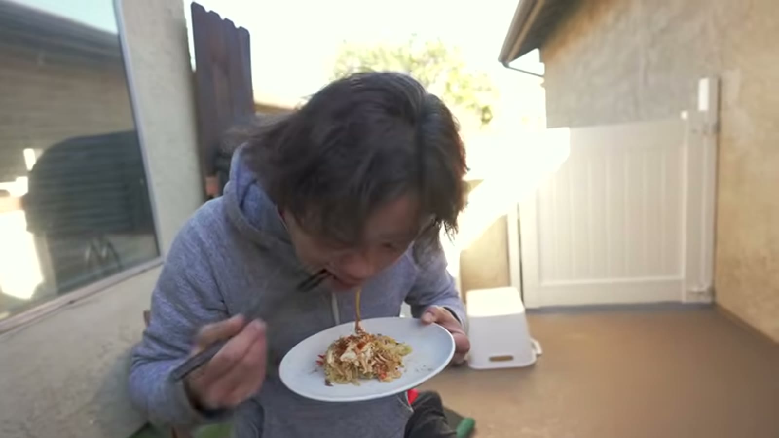 完成した広島焼きを実食する瞬間