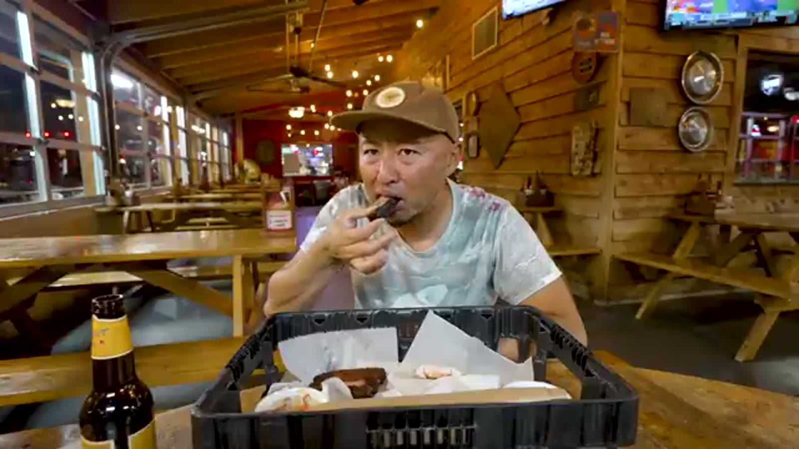 ポークリブを頬張って食べる場面