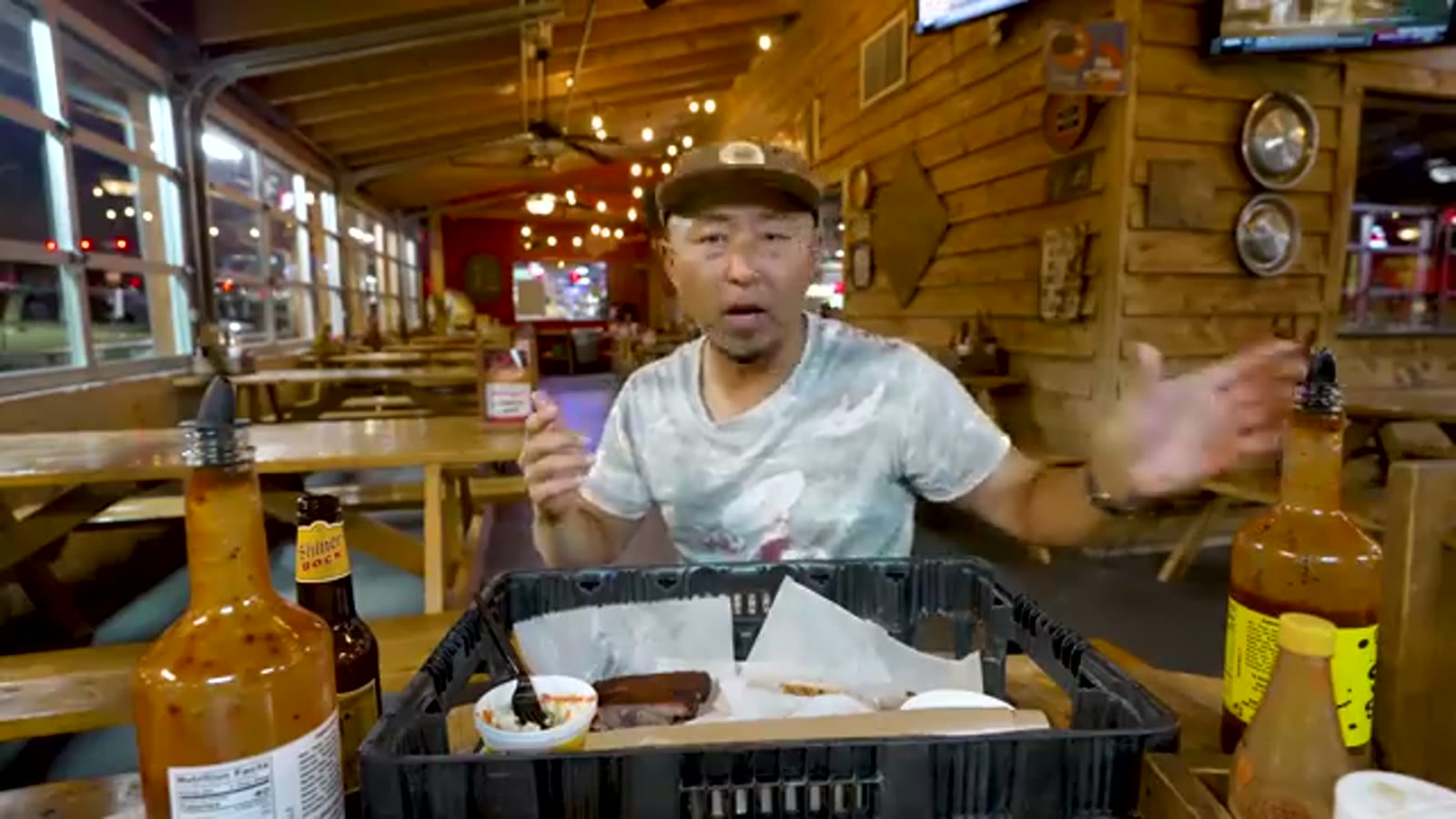 店内に並ぶTシャツやスパイス商品
