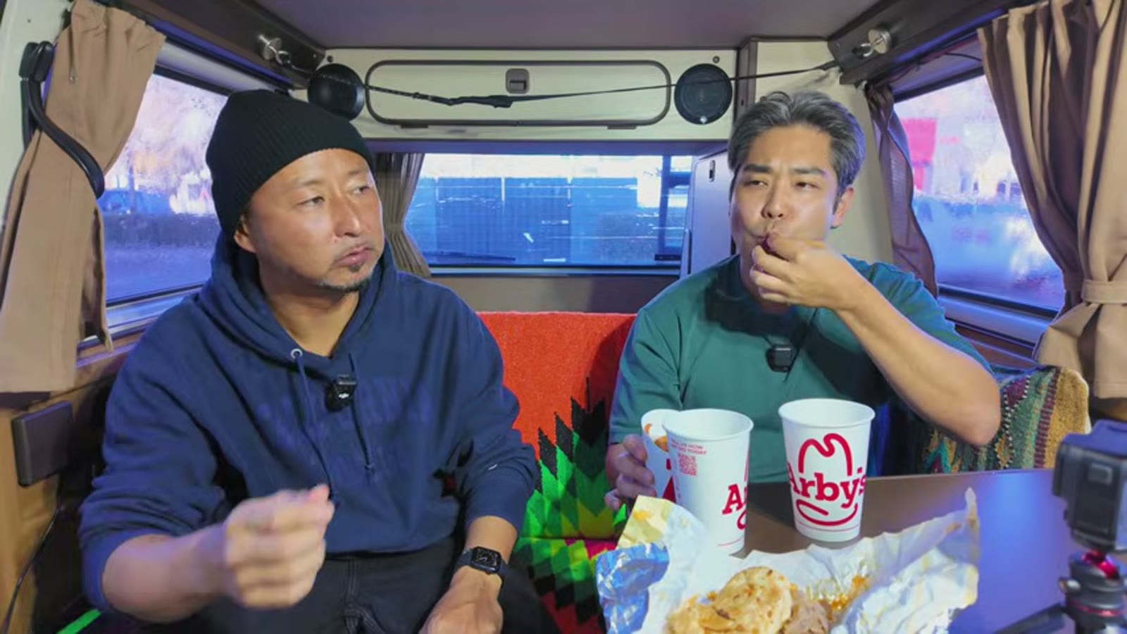 ローストビーフサンドを手に取る場面