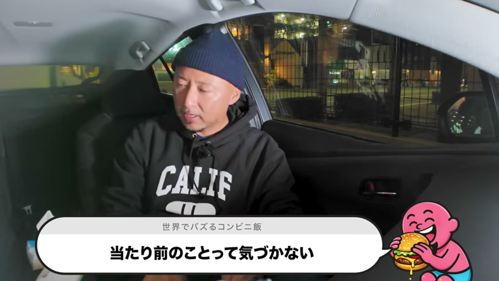 三段重ねの禁断サンドを実食する場面