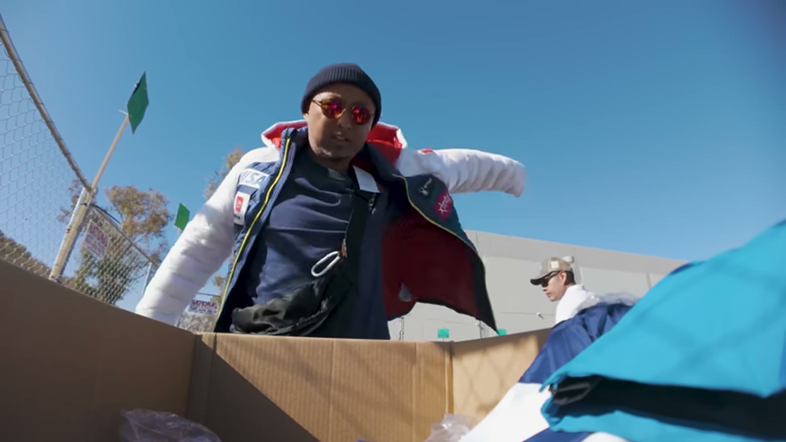 ロキシーやボルコムの服が並ぶ棚