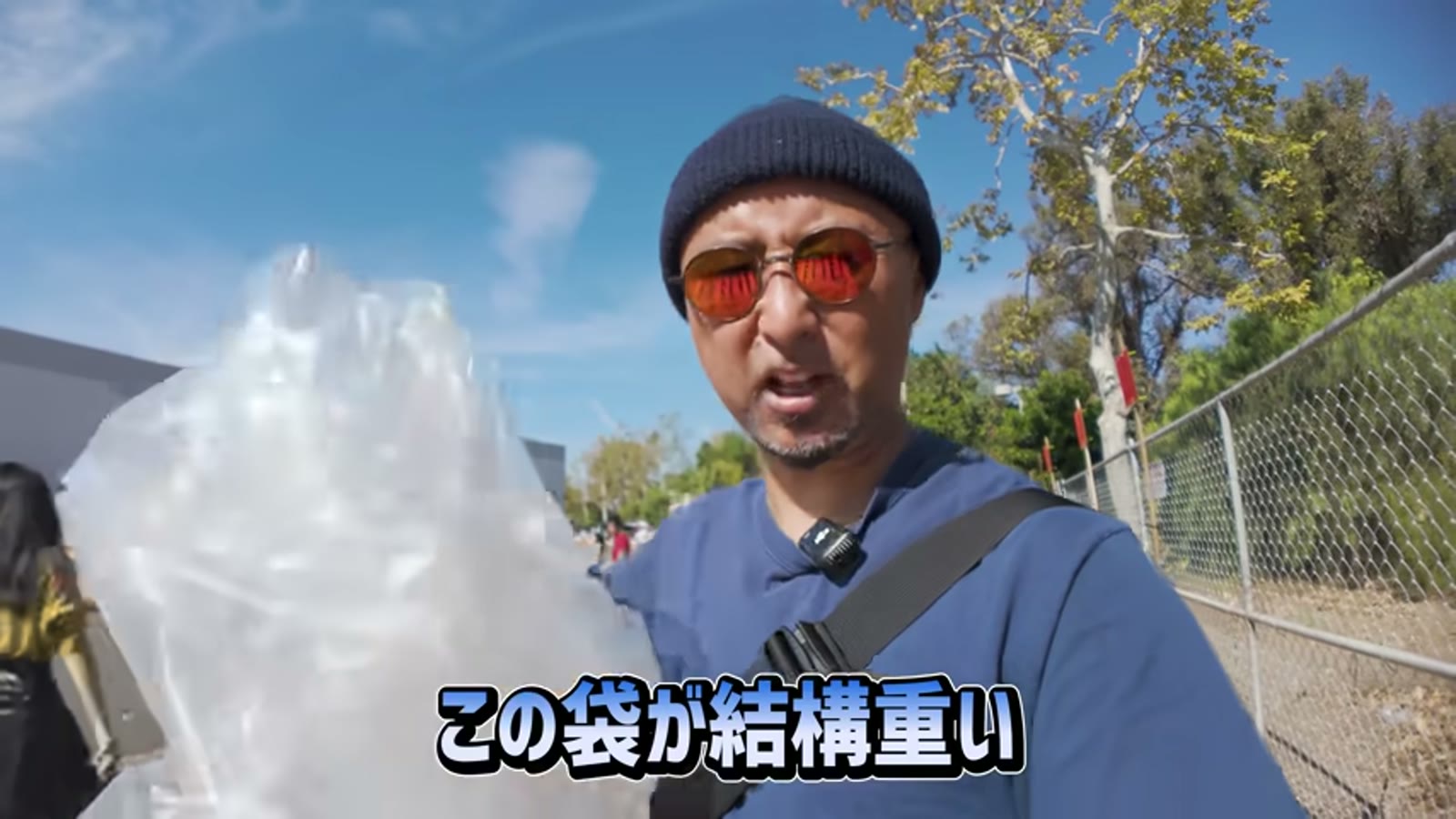 値札や袋を外して捨てる客の様子
