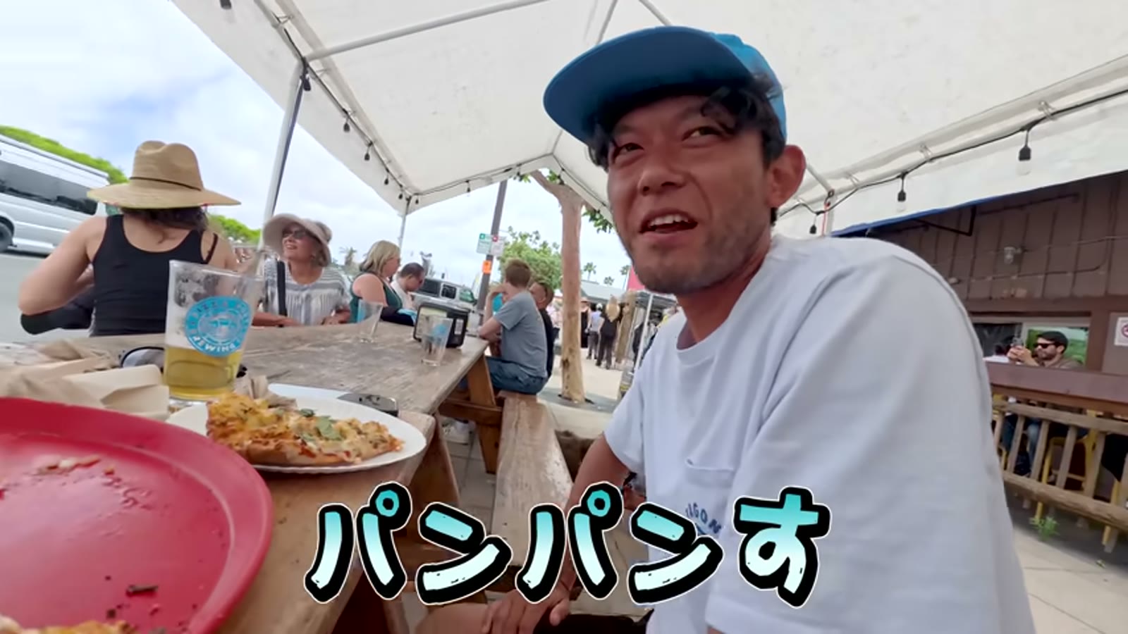 ピザポートの店内で注文する様子
