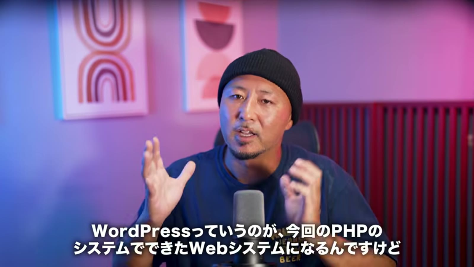 世界中のサイトが次々休止していると話す様子