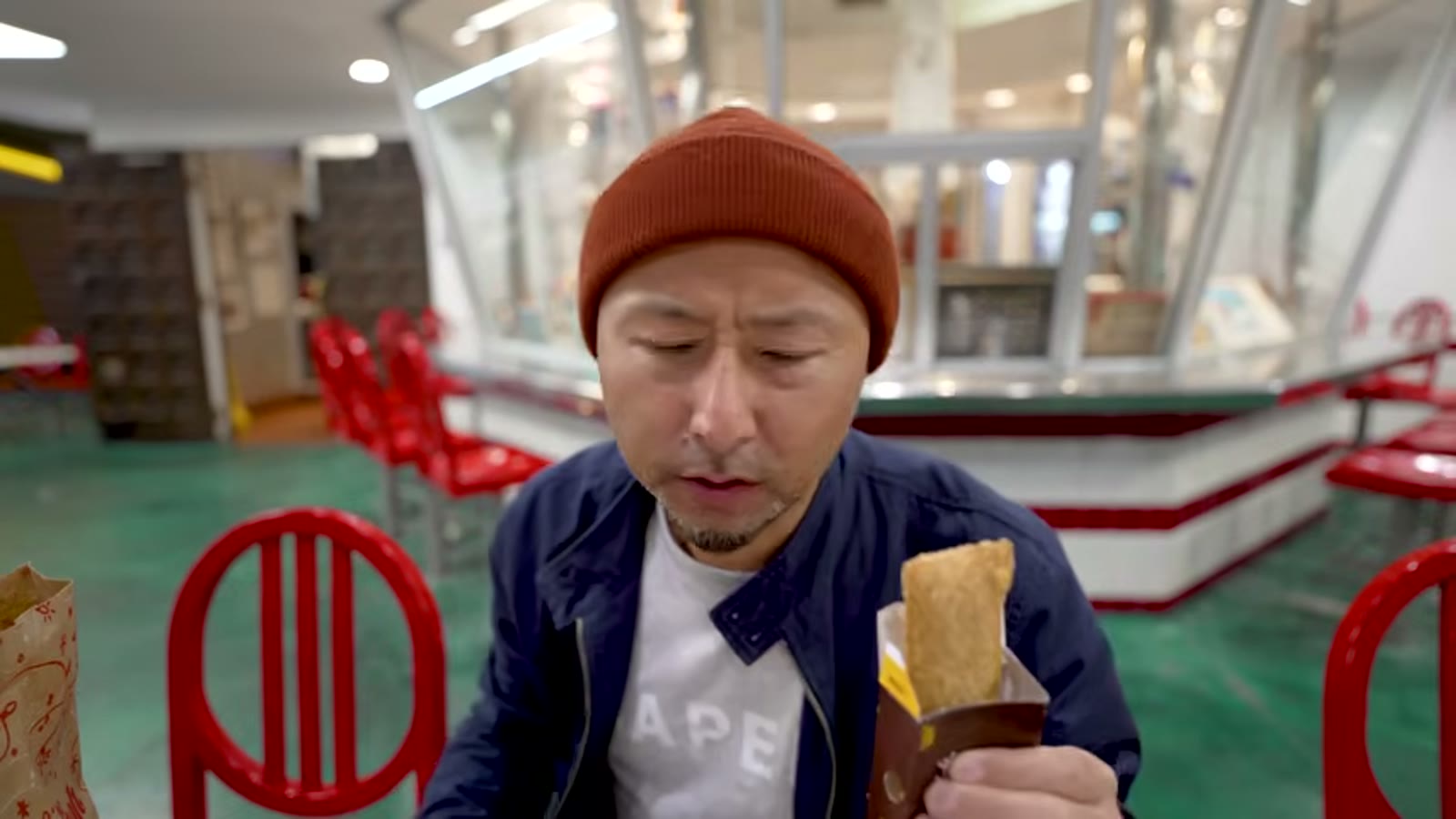 揚げたてアップルパイを食べている様子