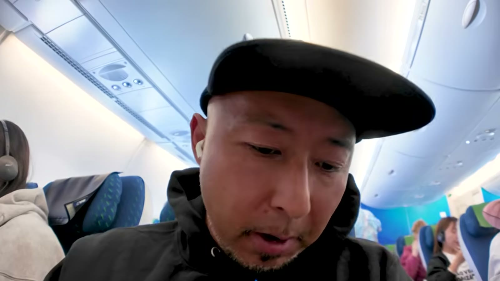 ANAの機内食で牛肉飯を味わう様子