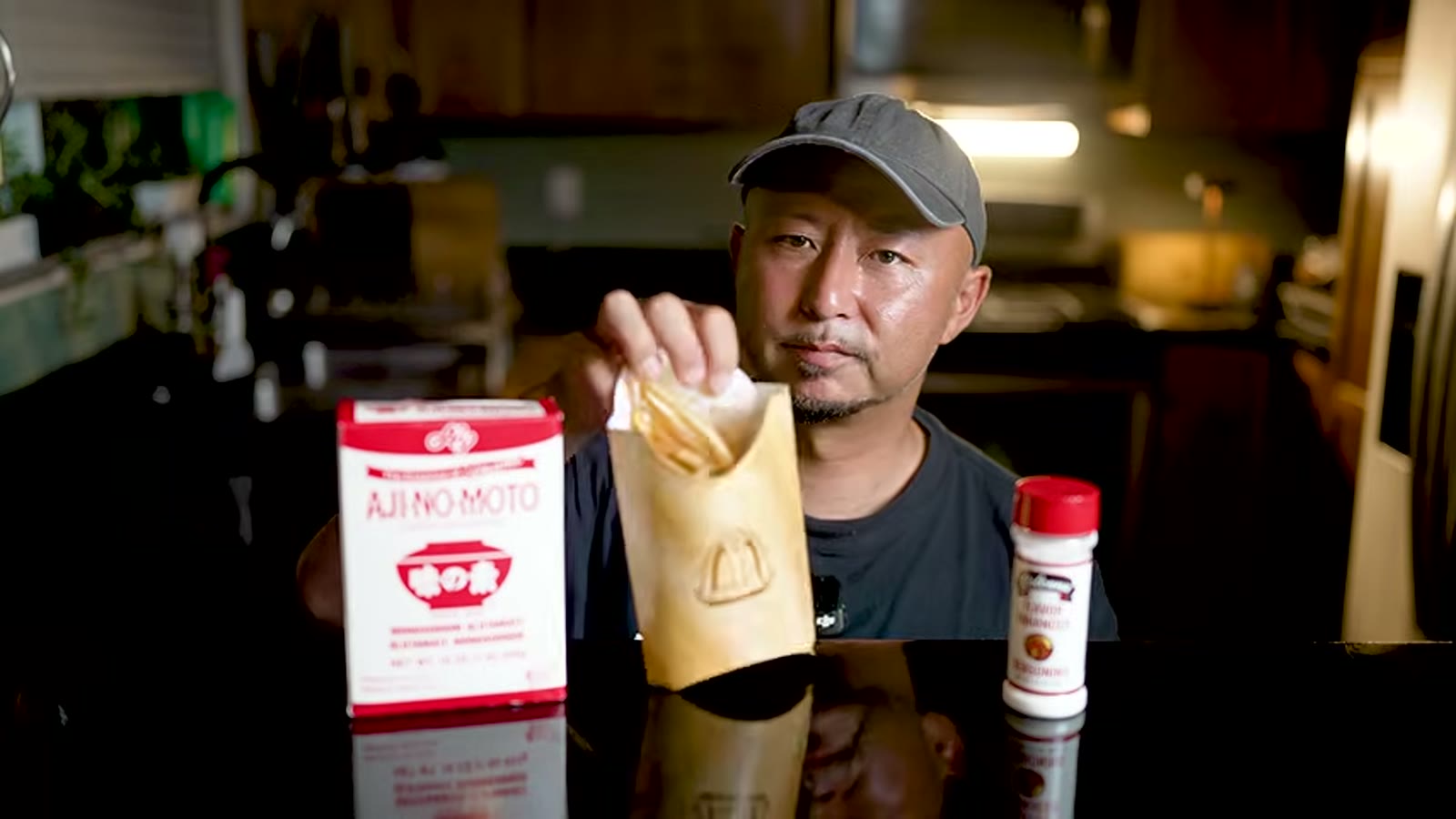 マクドナルドのポテトに味の素を振りかける