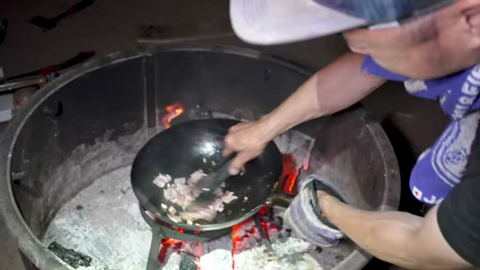 半分に折ったパスタを鍋で茹でる
