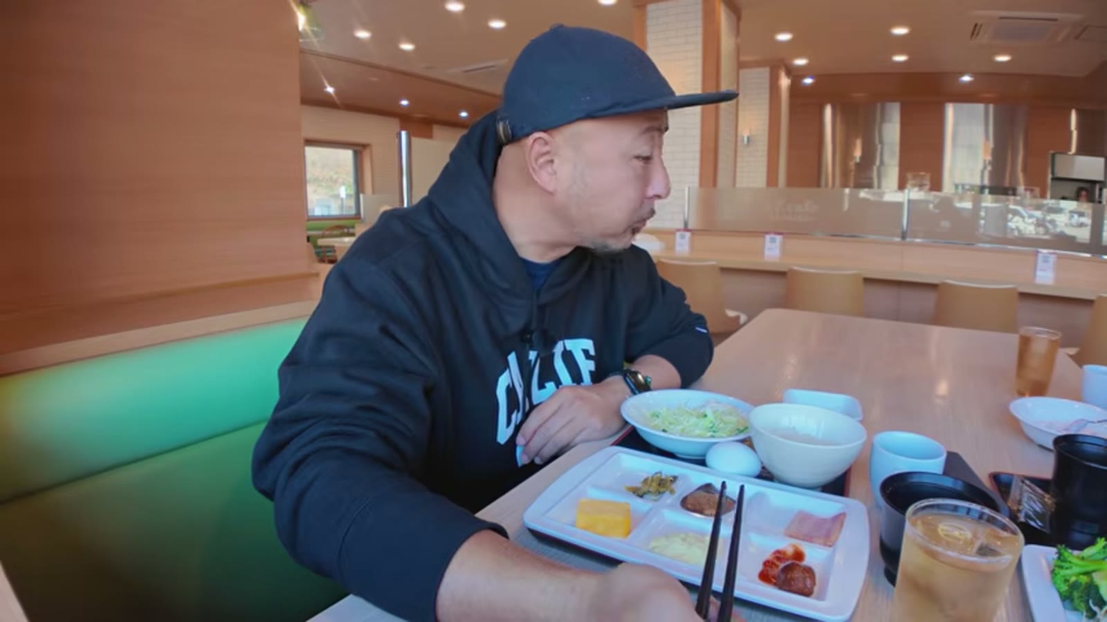 白いご飯に生卵をかけて食べる瞬間