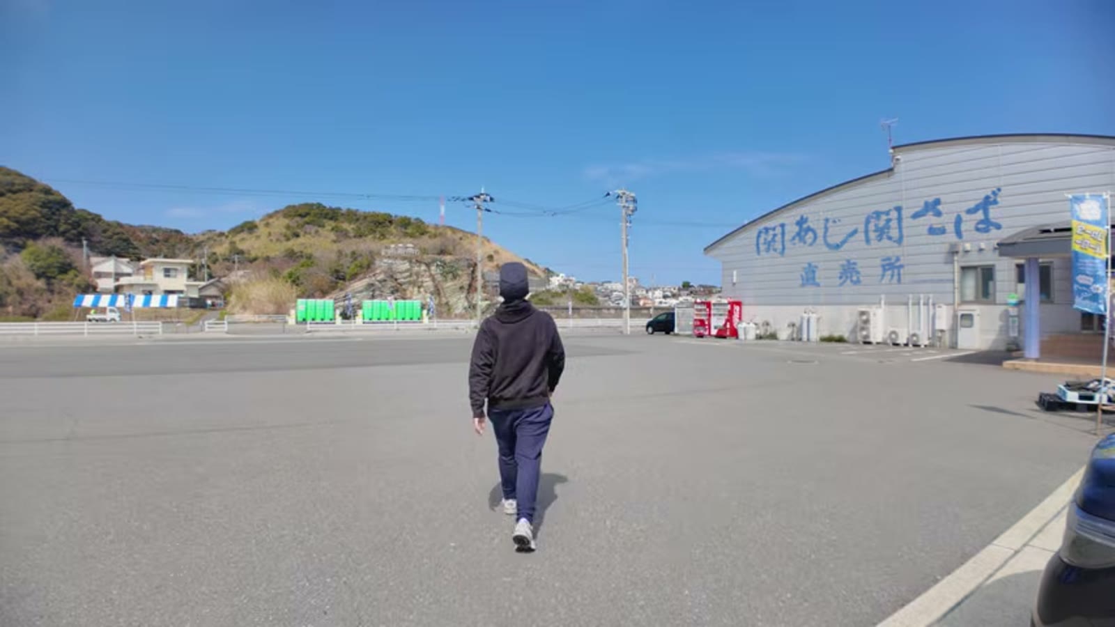 とれたての関サバの刺身を頬張る