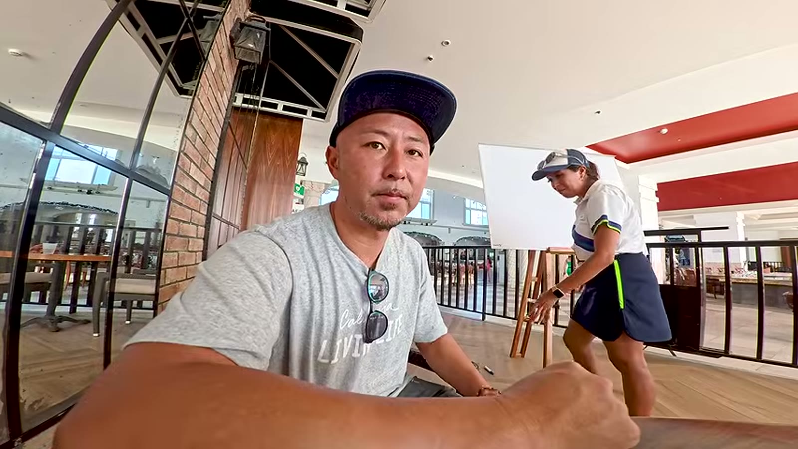 滞在2日目の朝、無料のスペイン語クラスを受ける様子