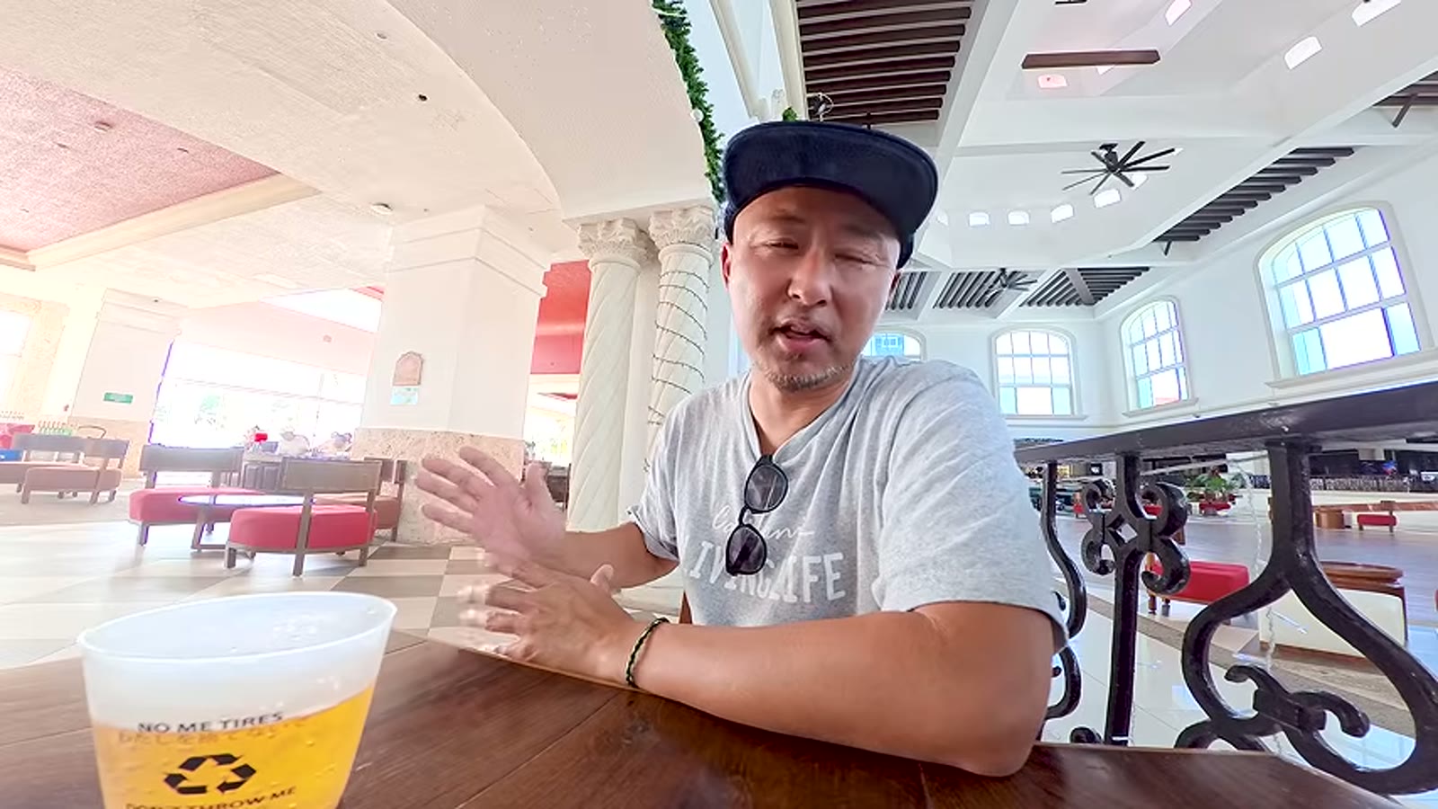 朝からフリービールで乾杯する場面