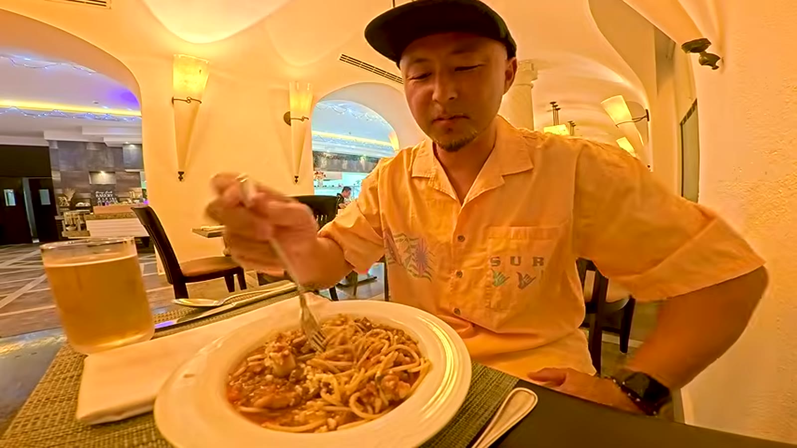 メキシカンスパゲッティを実食する様子