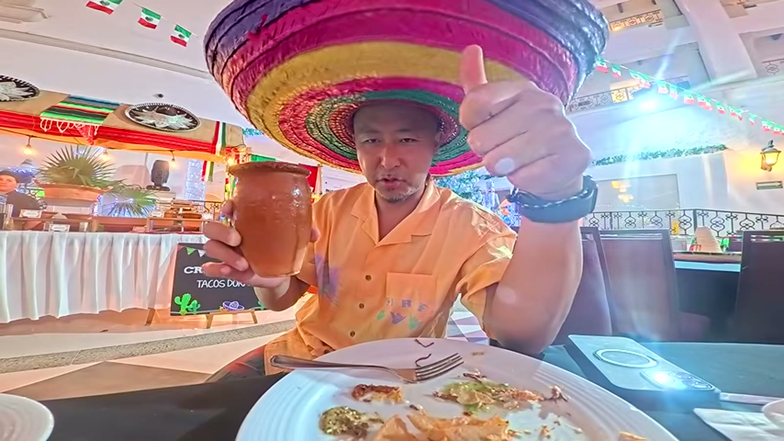 壺型グラスの酸味あるカクテルで乾杯