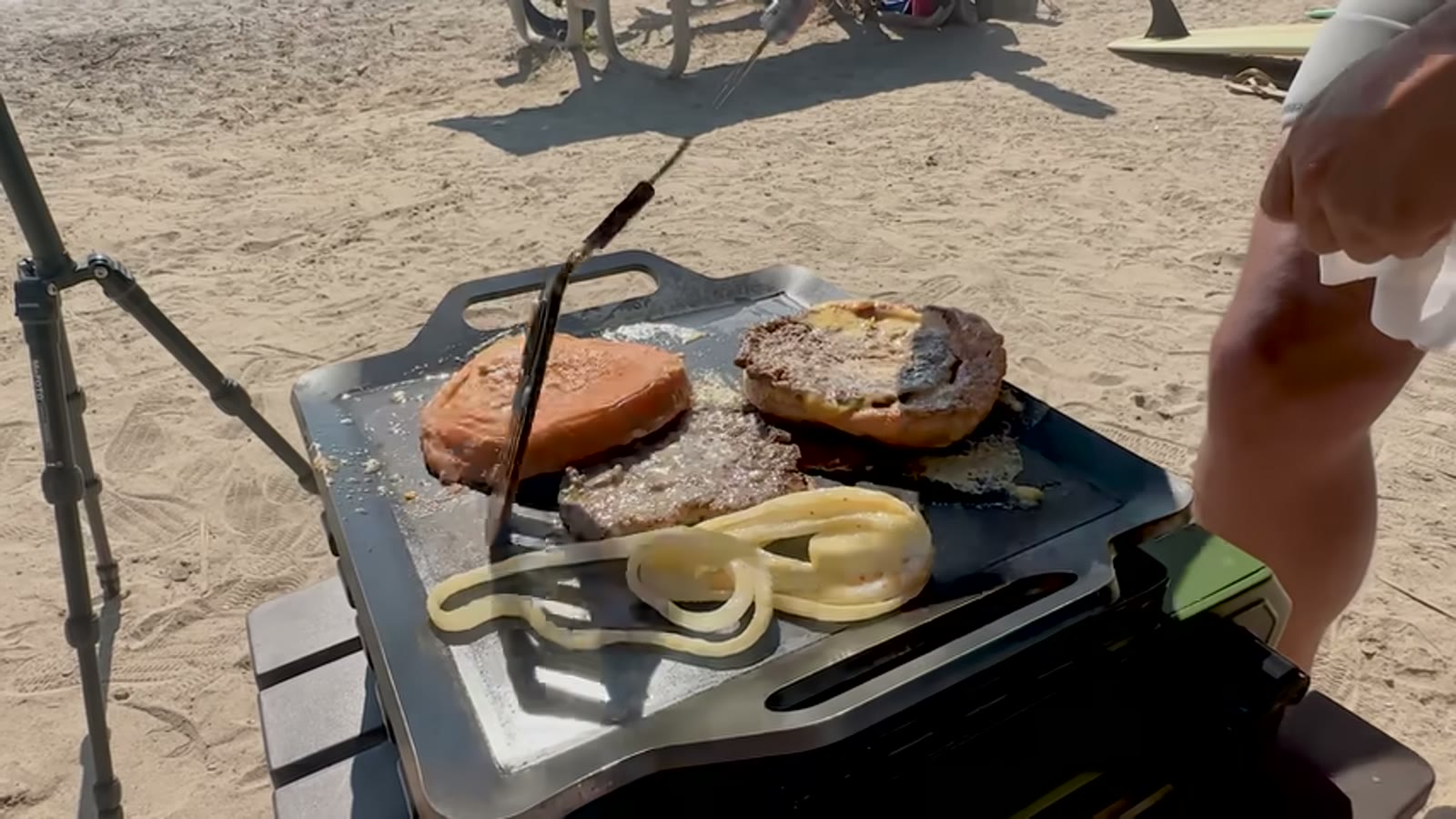 冷めたハンバーガーを開封する場面