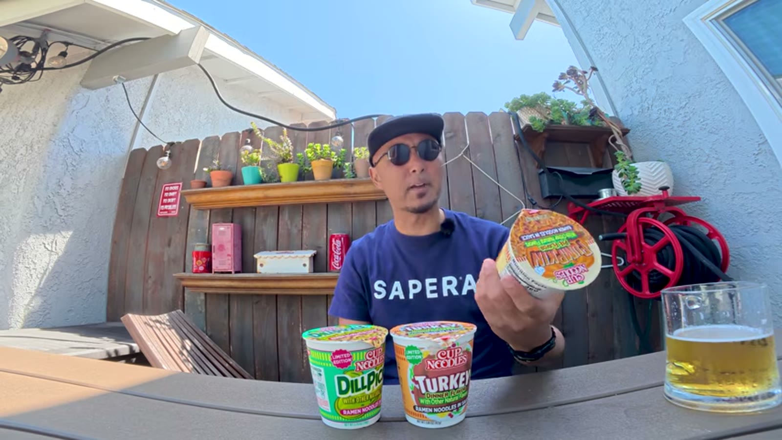 ターキーディナー味を電子レンジで調理する様子