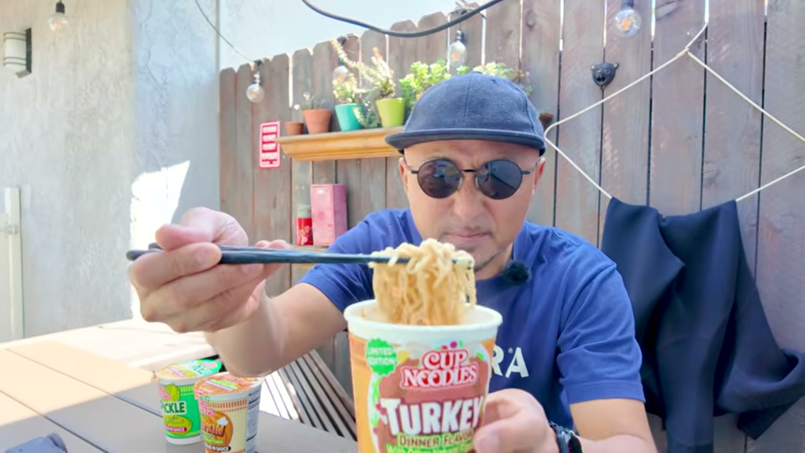 ターキーディナー味を実際に食べる場面