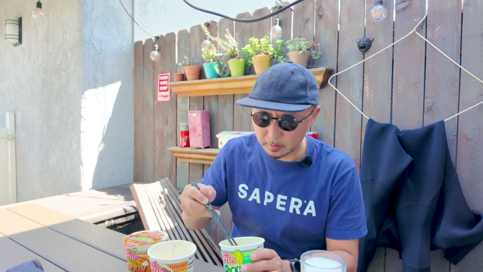 パンプキンパイ味のパッケージを手に取る場面
