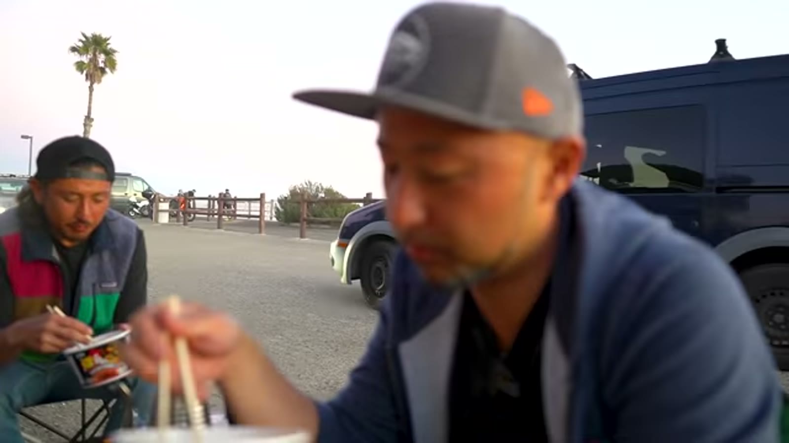 カップ麺にお湯を注いで待つ場面
