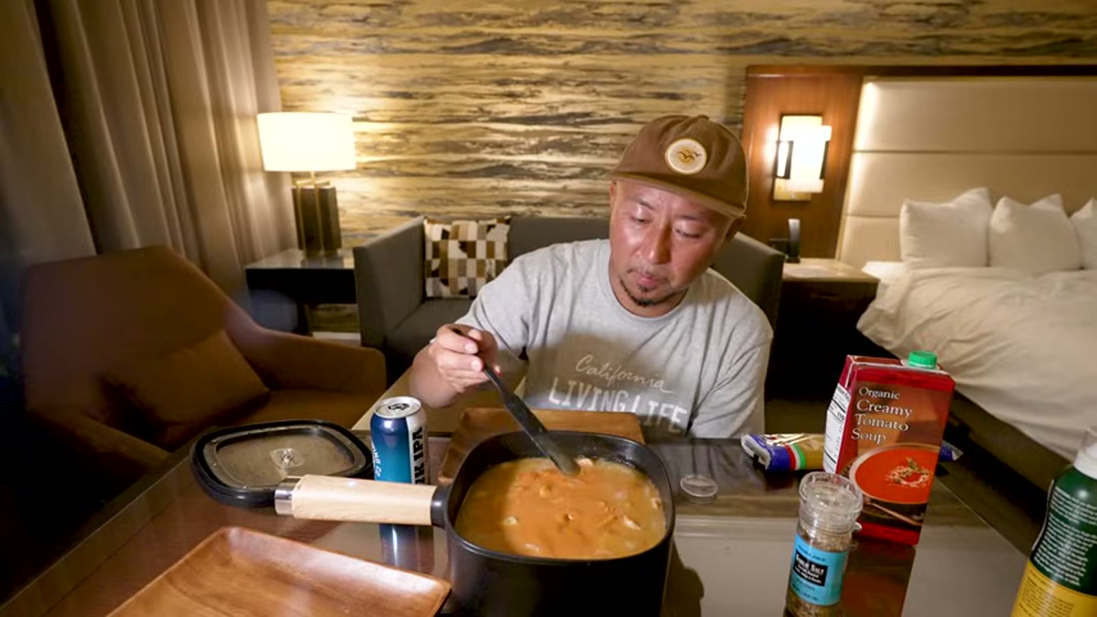 煙を避けて部屋の外でニンニクを炒める