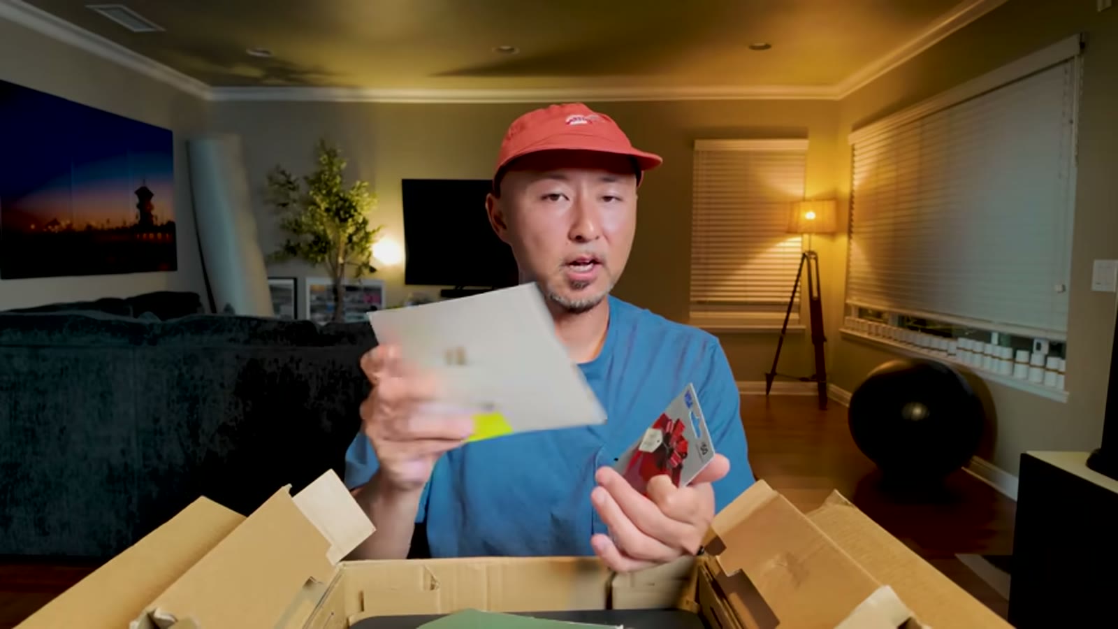 画面に向かって悩ましい表情を見せる
