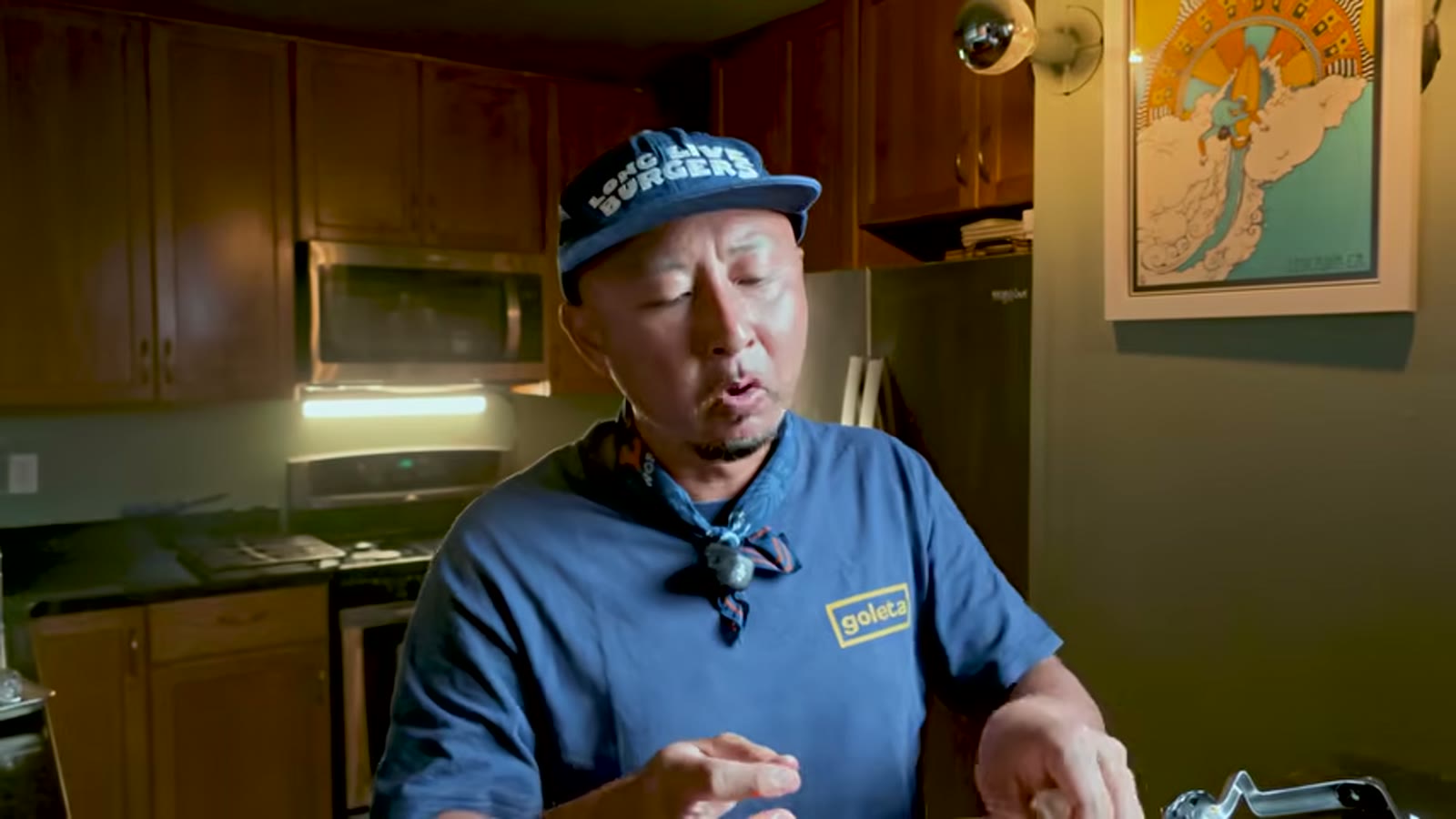 焼き上がった肉にバーベキューソースを塗る