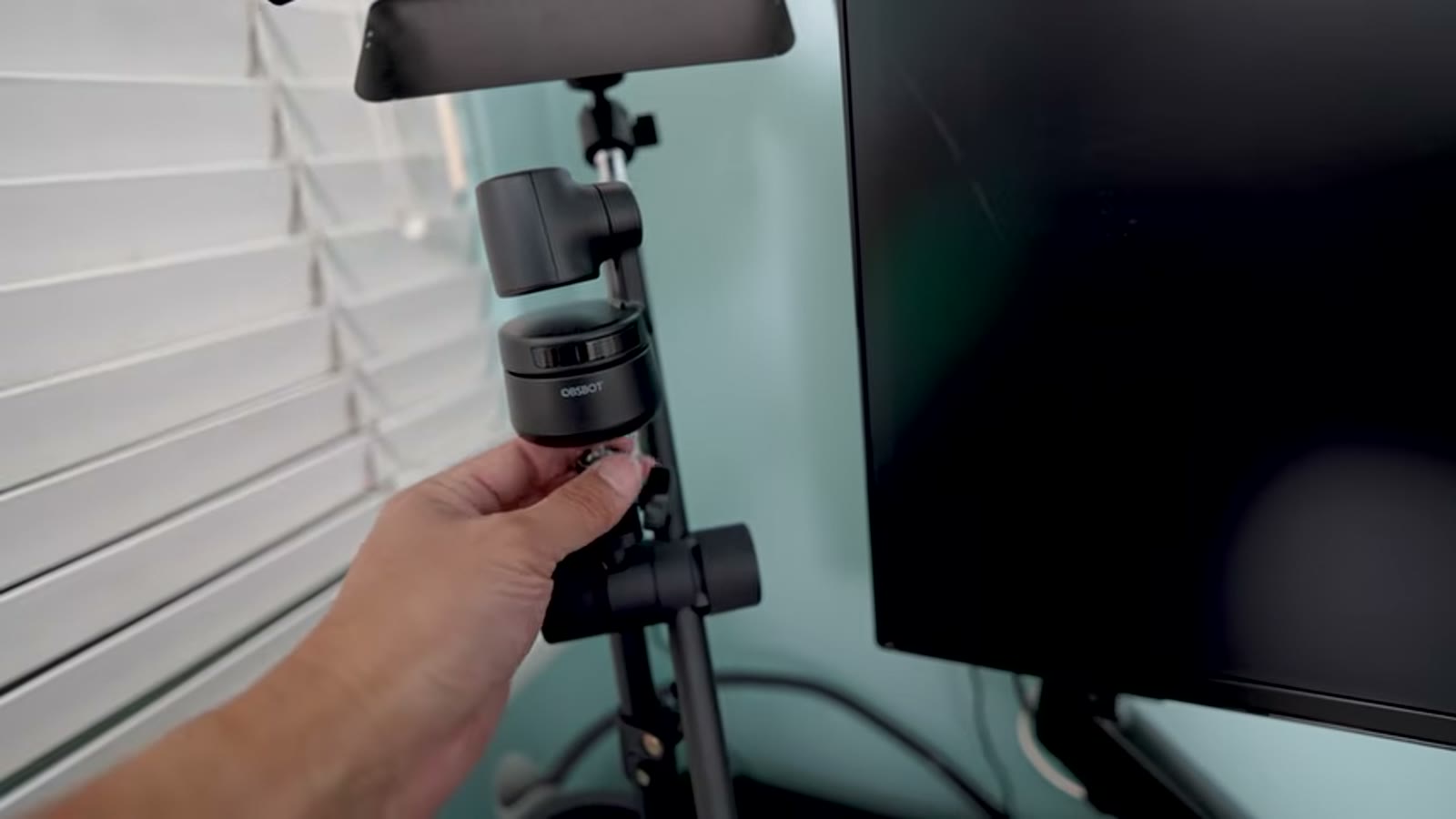 デスクに取り付けたポール型スタンド