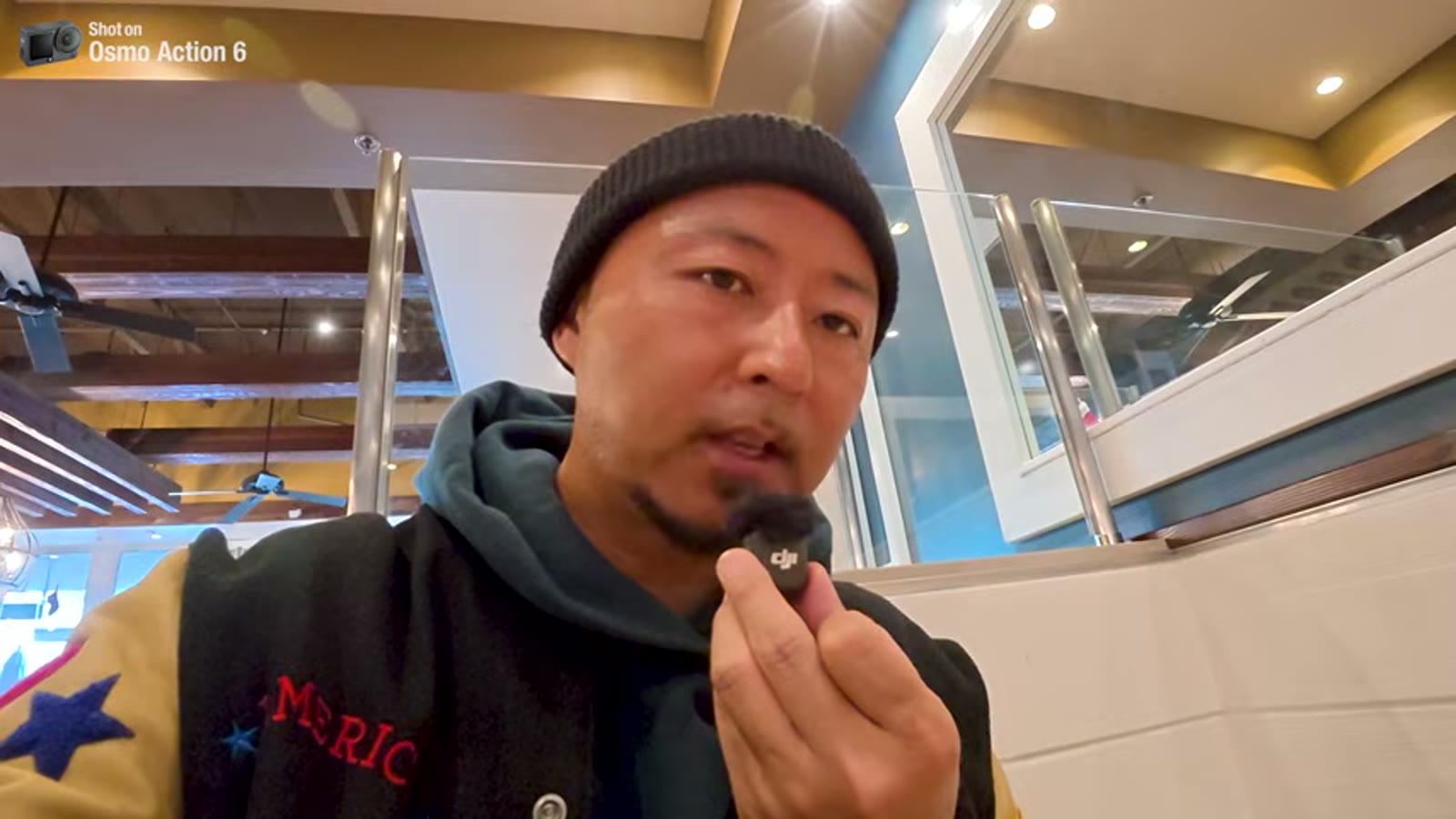 運ばれてきたオムレツとパンケーキ