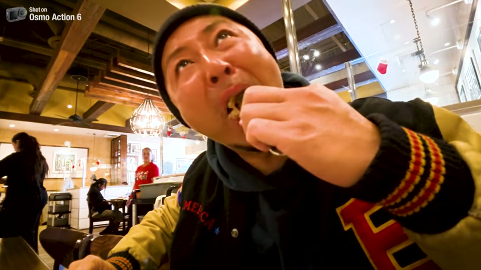 スローモーションでパンケーキを頬張る瞬間