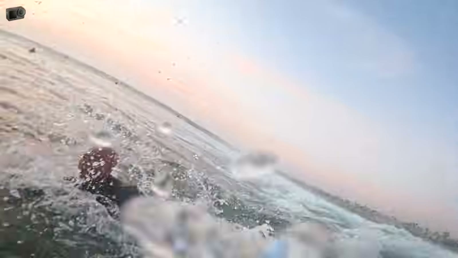 ハンティントンビーチの海へ入っていく様子