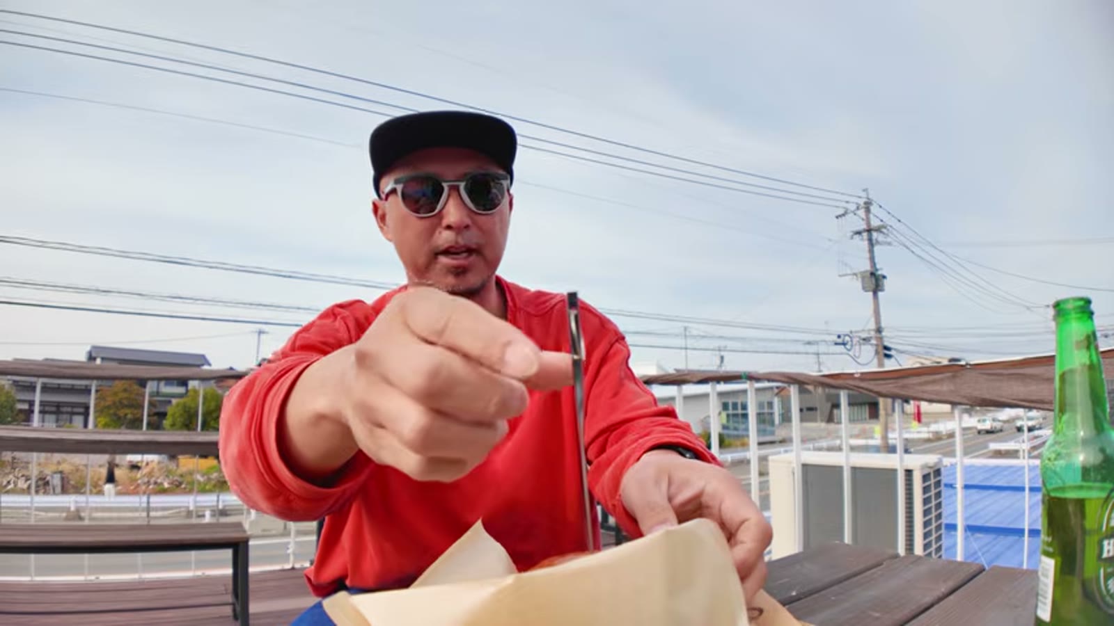 コンテナハウス型バーガー店のチーズバーガー