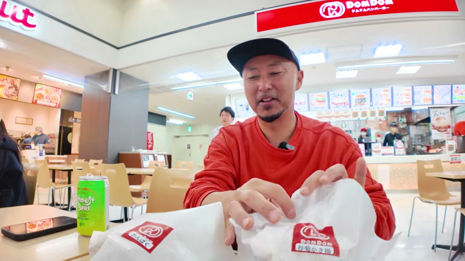 バンズからはみ出るワンパクメンチカツバーガー