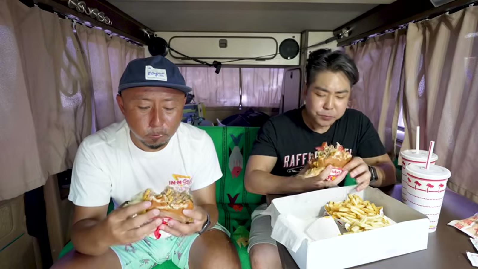 チーズがはみ出る4×4バーガーが登場