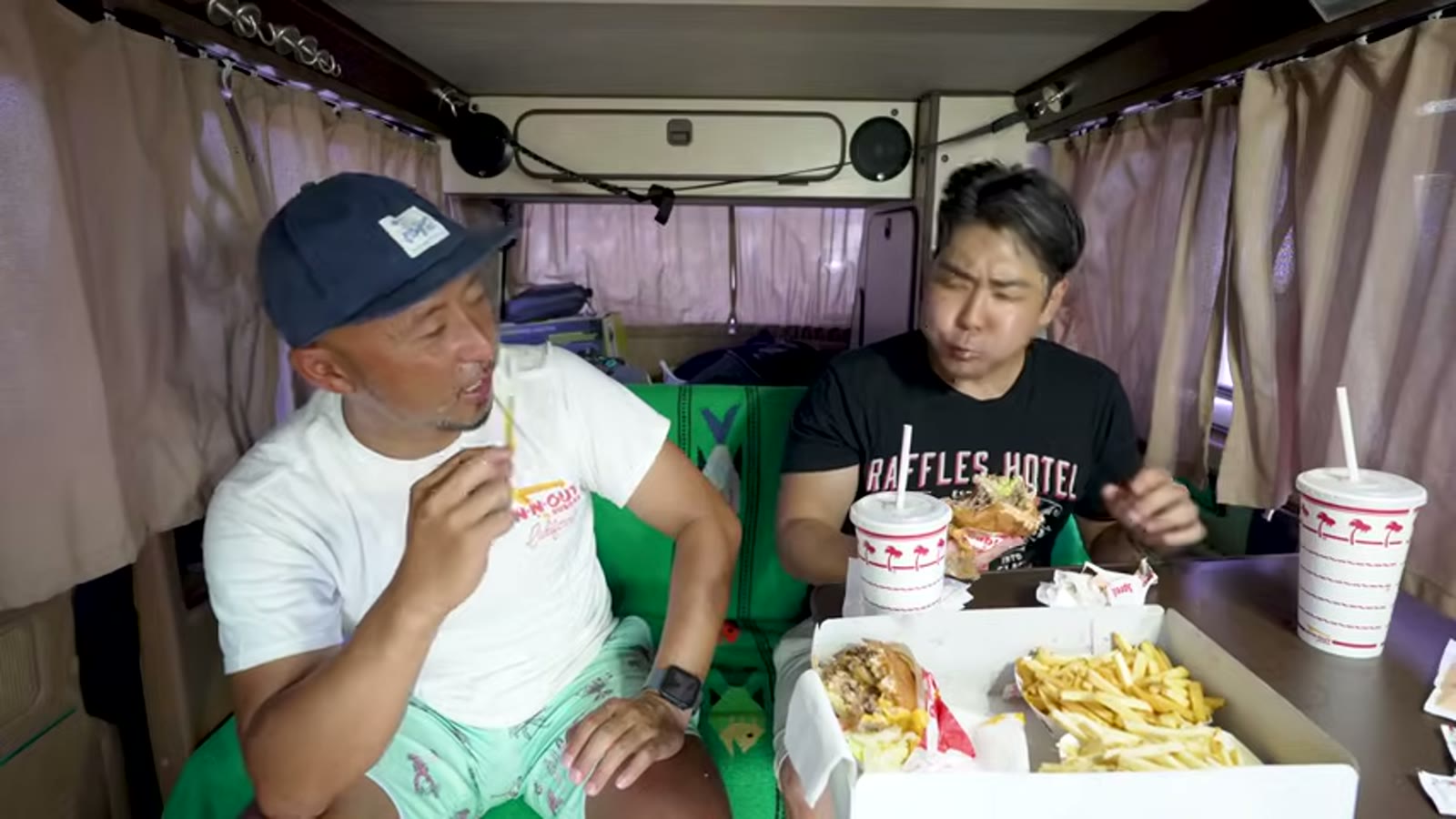 初めての4×4バーガーを頬張る二人