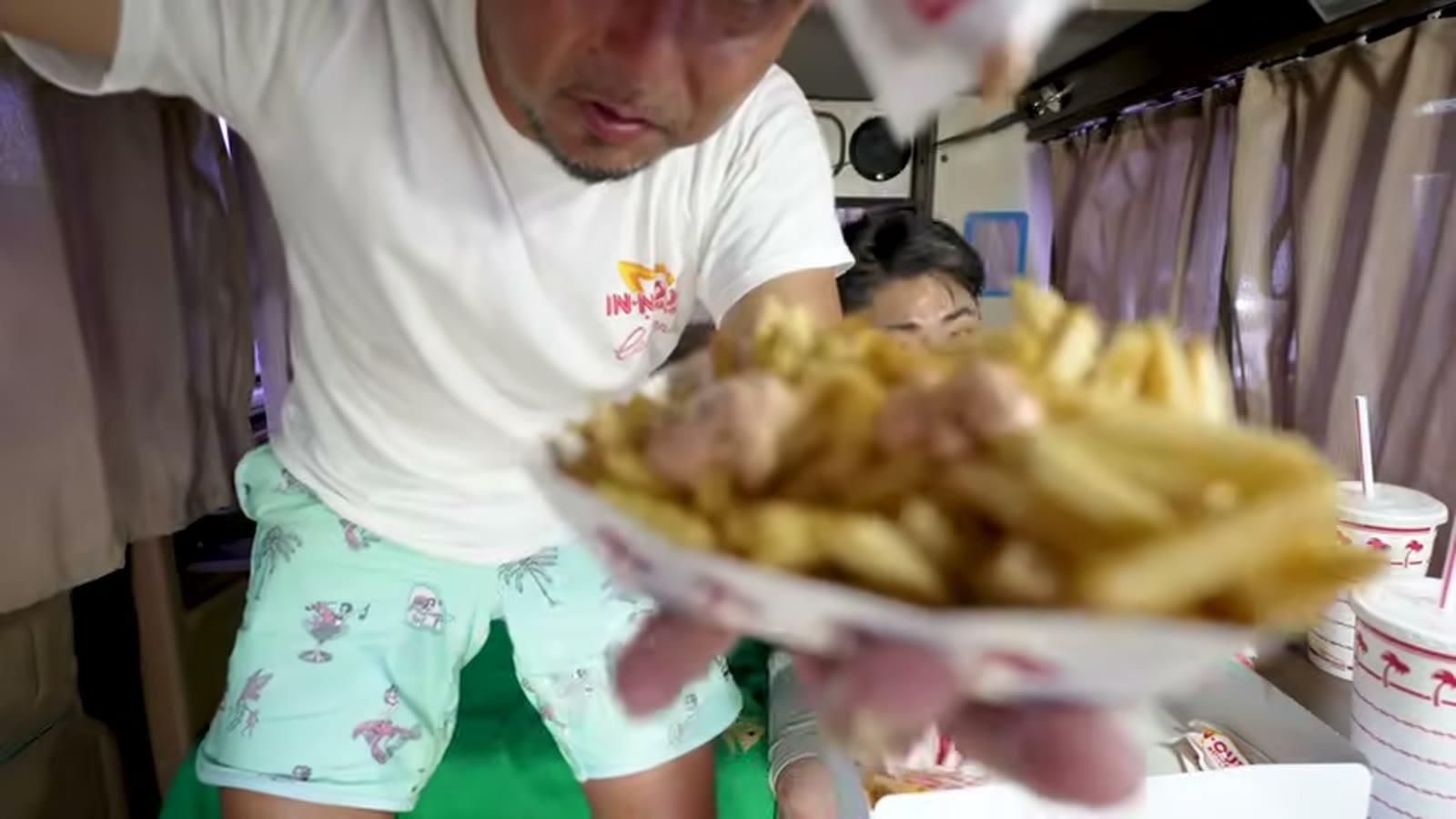 フライドポテトの揚げ加減を比較する