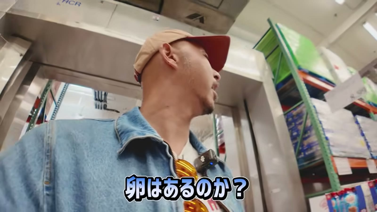 大きなブリスケットの塊肉を確認する場面