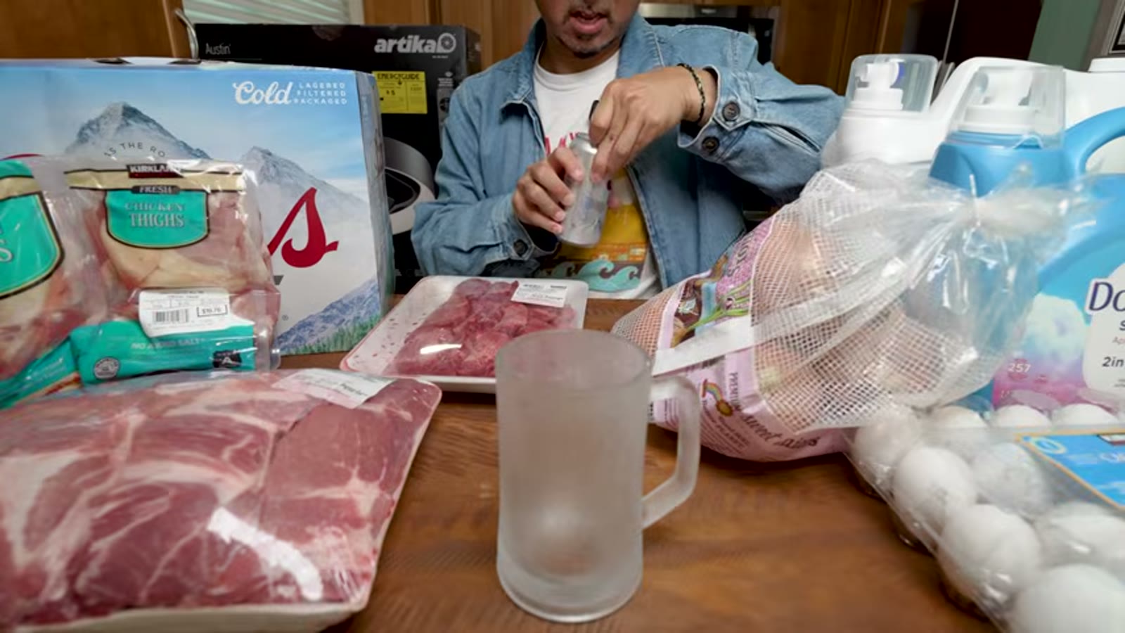 卵売り場で値段を見て驚いている様子