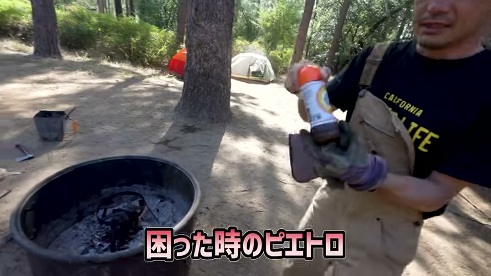 焚き火の朝食にビールを合わせて乾杯