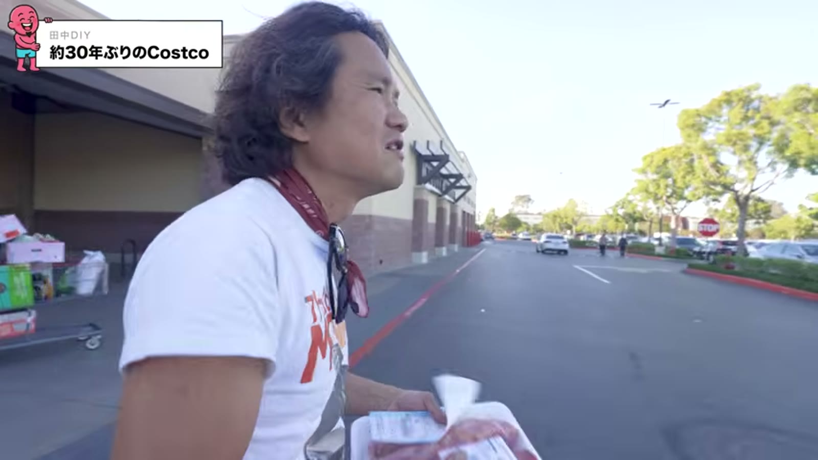 家具コーナーで商品を見比べる二人