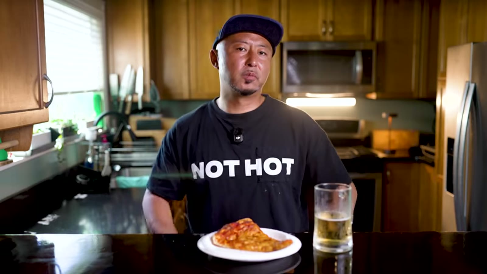 家で冷めたピザを味わいながら話す様子