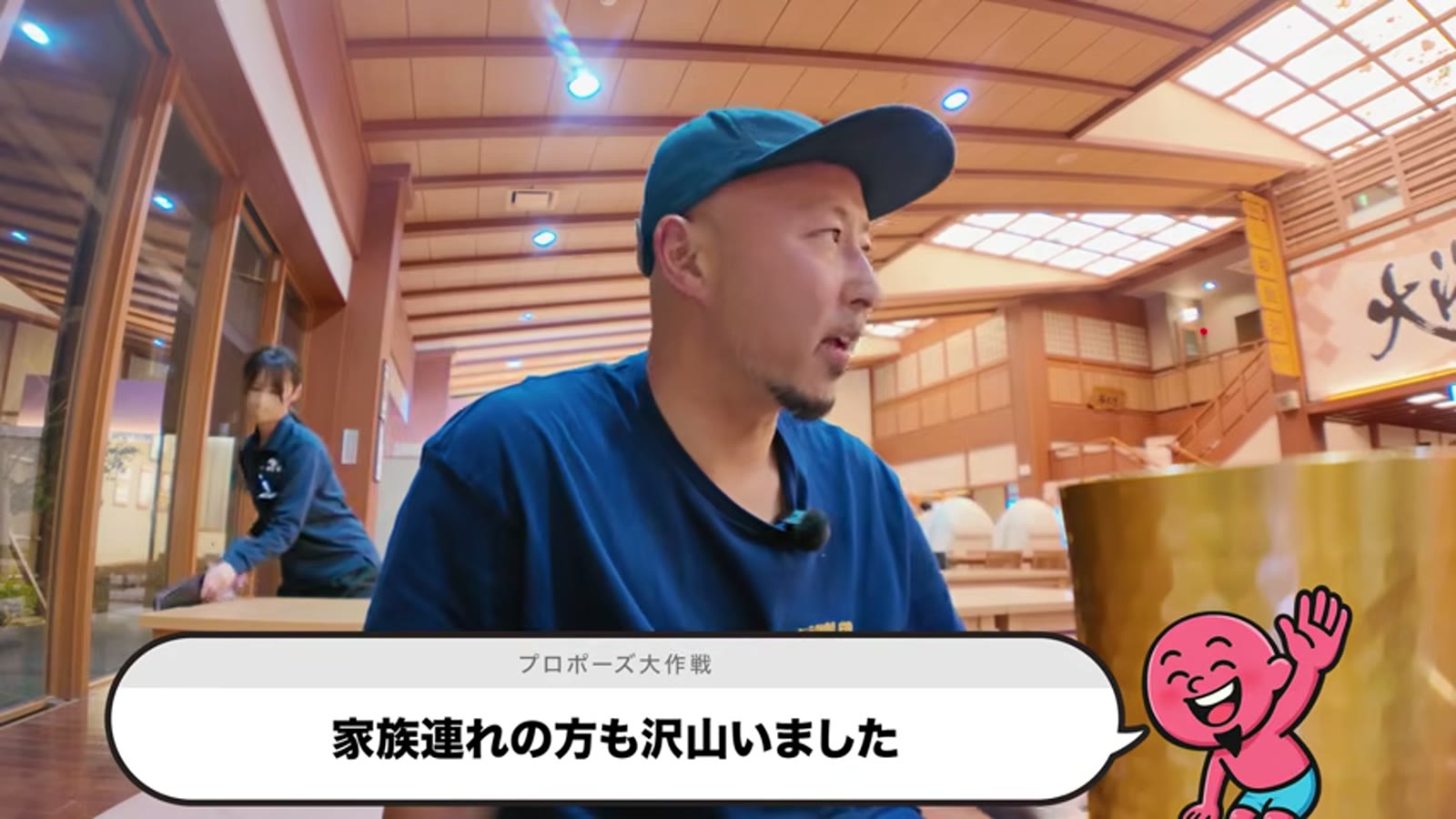 婚約指輪の鑑定書を確認する場面