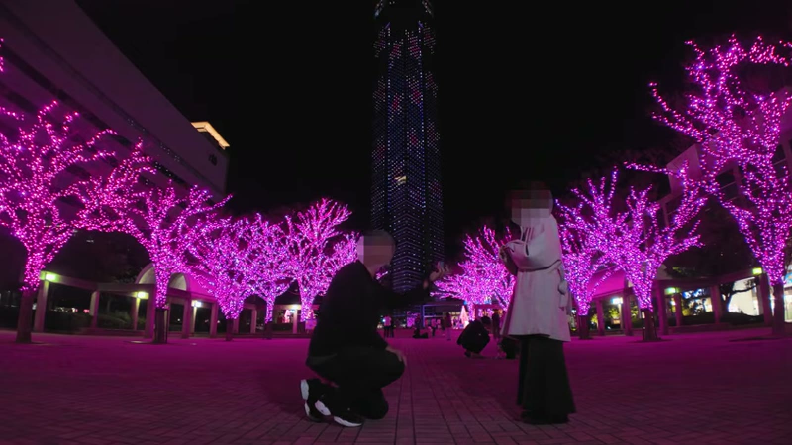 受け取ったばかりの指輪を見せ合う二人