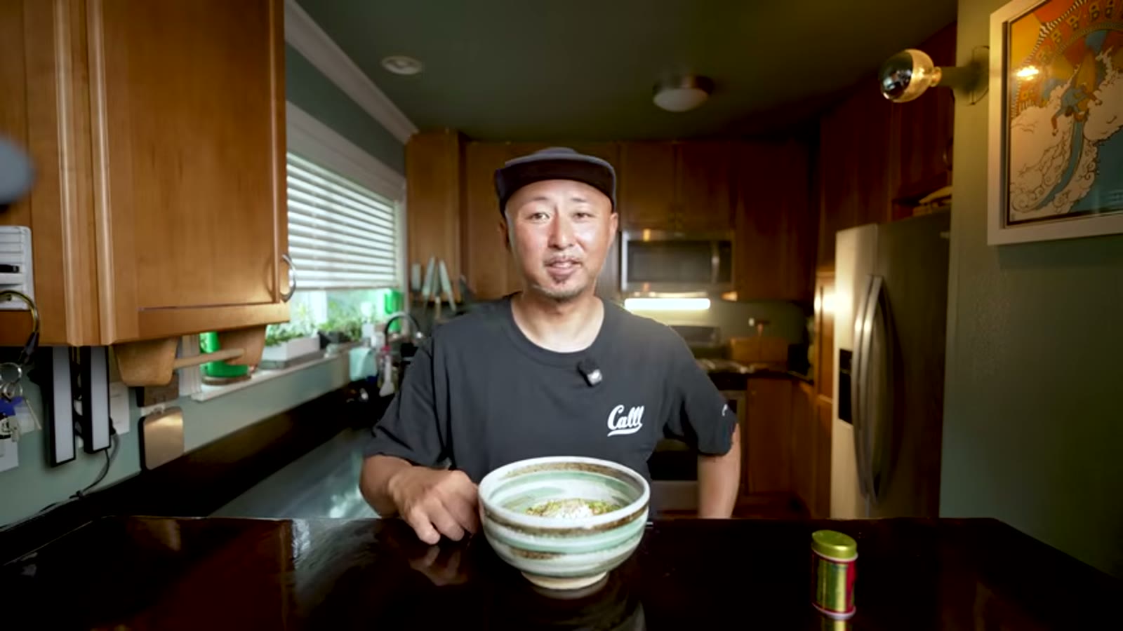 そばと納豆だれをミキサーにかける場面