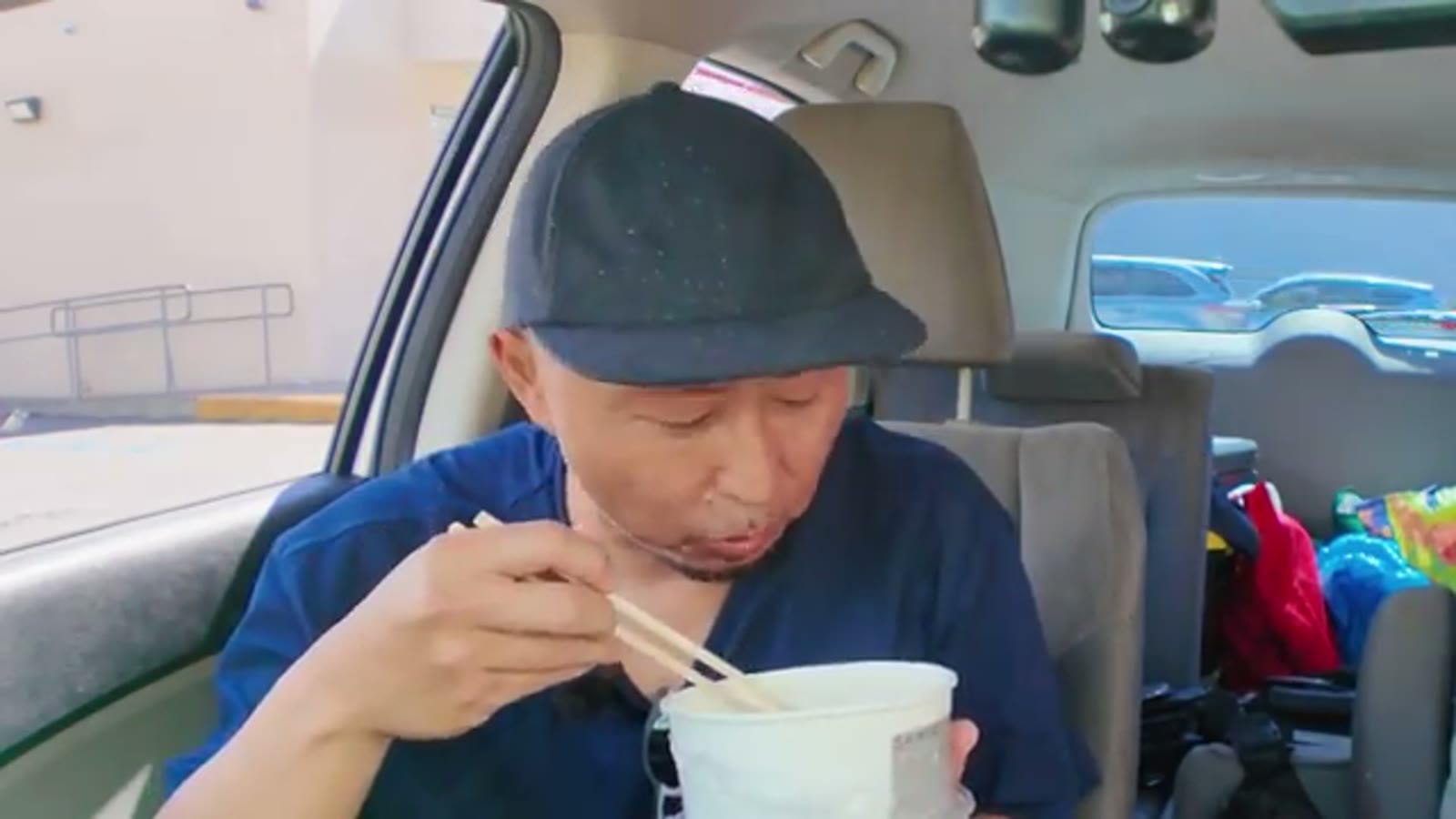 温めたローカルヌードルを実食する場面