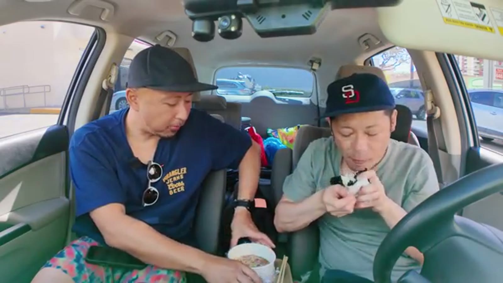 チャーシューむすびを食べ比べる場面